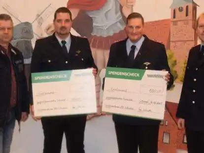 Spenden&uuml;bergabe im Feuerwehrhaus Scharrel (von links): Betriebsleiter Ludger von der Heide, Jugendfeuerwehrwart Johannes Alberding aus Scharrel, Jugendfeuerwehrwart Florian Fugel aus Ramsloh und Gemeindejugendwart Jan Wasserthal.