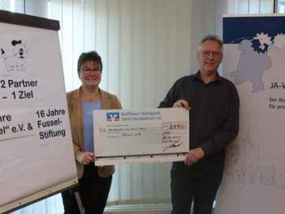 Der Kinderkrebshilfeverein Fussel ist 30 Jahre alt geworden. Dar&uuml;ber freuen sich die kommissarische Vorsitzende Ramona G&ouml;bel und der Vorstand der Fussel-Stiftung, Hilko Sch&uuml;tte.