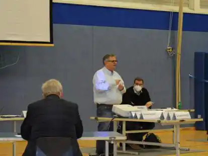 Der Gesch&auml;ftsf&uuml;hrer der Diakonie Sozialstationen im Oldenburger Land, Michael Gro&szlig; (Mitte), erl&auml;uterte im Berner Sozialausschuss die Gr&uuml;nde f&uuml;r die geplante Schlie&szlig;ung der Sozialstation Stedingen.