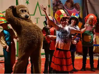 Entschuldigung, die Clowns sind da: Die Jahrgangsstufen 3 und 4 der Grundschule W&uuml;sting pr&auml;sentierten ihre einstudierte Show.