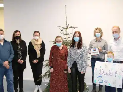 Freuten sich &uuml;ber die Spende von Dr. Herbert Paschertz (von rechts) und seiner Mitarbeiterin Andrea Rausch: Die Kinder aus dem Vincenzhaus Fabian, Michele und Julia sowie Anne Hartmann (Jugendhilfe), Rita Berndmeyer (Gesamtleiterin Wohnen) und Helmut Roskam (Eingliederungshilfe).