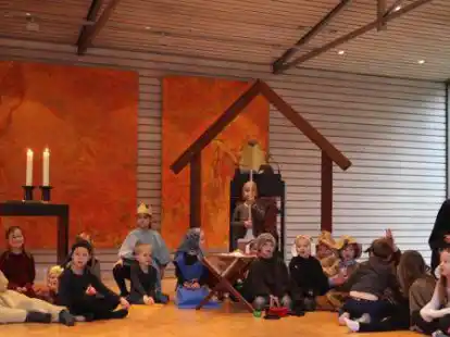 Auch ohne ihre Familien hatten die Kinder der Evangelischen Kita Roseggerstra&szlig;e beim Krippenspiel in der Kreuzkirche Sandkrug ihren Spa&szlig;.