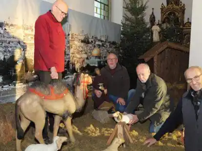 Die Figuren der Krippe in der katholischen Kirche in Bar&szlig;el bringen sie in die richtige Position (von links): Theo Teich, Rudolf Jacobs, Franz-Josef Sandmann und Werner Harms.