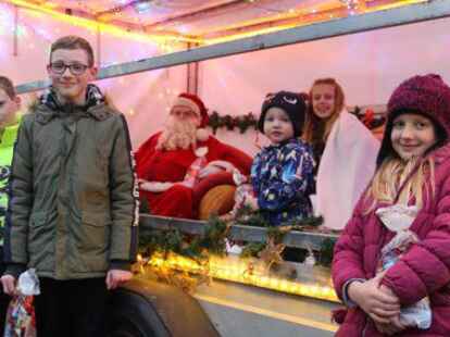 Weihnachtsmann und Engel besuchten S&uuml;dbollenhagen. Tyler-Ren&eacute;, Marlon, Luca und Leonie (von links) freuten sich &uuml;ber ihre Geschenke.
