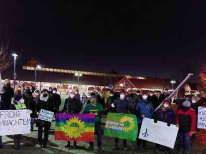 Schon zu Beginn der Demonstration waren einige Menschen auf dem Bahnhofsvorplatz in Hude angekommen.