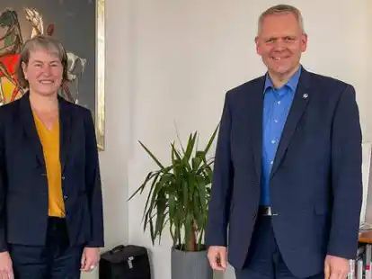 Minister Bj&ouml;rn Th&uuml;mler &uuml;berreichte die Ernennungsurkunde an Prof. Verena Pietzner.