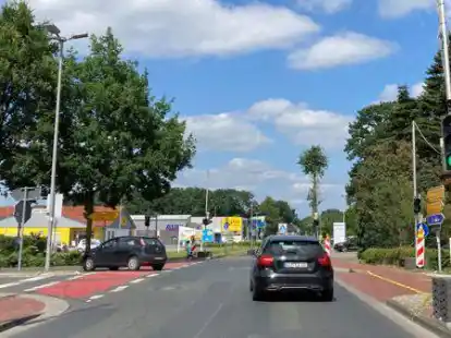 Nur eine provisorische Ampel regelt den Verkehr an der Kreuzung Hauptstra&szlig;e/B&ouml;seler Stra&szlig;e.