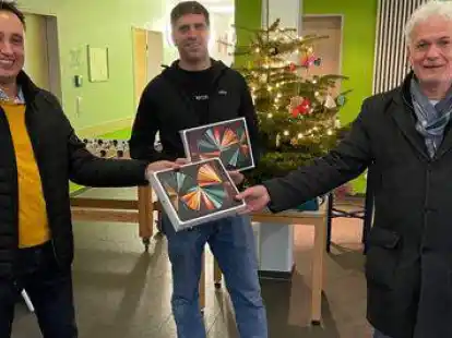 K&uuml;nftig technisch gut ausgestattet: Zwei Tablets &uuml;bergab der Schulamtsleiter des Landkreises Oldenburg, Maik Ehlers (links), der Schule Vielstedter Stra&szlig;e in Hude an Bernhard Rausch-D&ouml;bbelin (Schulleiter, rechts) und Lehrkraft Andreas Englisch (Mitte).