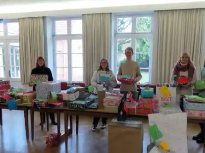 Abschluss der Wunschbaumaktion in Rastede (von links): Eike Buss, Anne Ahlers-Bolting, Paulina Hybrant, Johannes Brandmaier sowie Nadine und Josephine Daries.