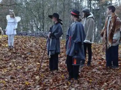Fotoshooting im Klosterbezirk mit den Jakobsschafen: Pastorin Birte Wielage hat mit den Konfirmandinnen und Konfirmanden die Weihnachtsgeschichte in Bildern umgesetzt. Die Flyer liegen in den Superm&auml;rkten aus.