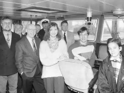 Das war 1993 an Bord des Schiffes &bdquo;Ettina&ldquo;: Der Frachter war als &bdquo;Weihnachtsschiff&ldquo; ausgew&auml;hlt worden. Das Bild zeigt Vertreter der Stadt, der Hafenverwaltung und -wirtschaft, der Seemannsmission und nat&uuml;rlich Besatzungsmitglieder.