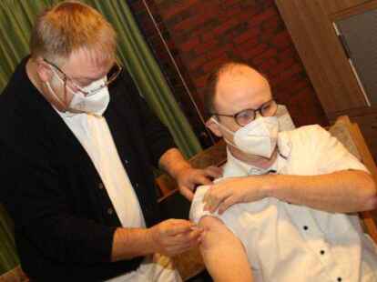 Dr. Ulrich Krehmeier verabreichte Garrels B&uuml;rgermeister Thomas H&ouml;ffmann bei der Sonderimpfaktion in Garrel eine Booster-Impfung.