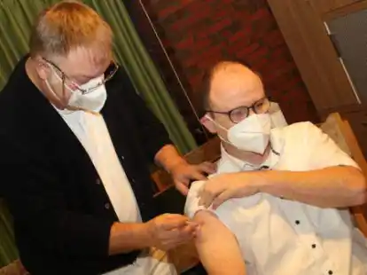 Dr. Ulrich Krehmeier verabreichte Garrels B&uuml;rgermeister Thomas H&ouml;ffmann bei der Sonderimpfaktion in Garrel eine Booster-Impfung.