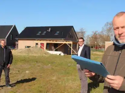 Keine Wolke am Himmel, auch beim Bauprojekt von (v. l.) Stefan Gerjets, Mauritz Brons und Hintes B&uuml;rgermeister Uwe Redenius (parteilos) tr&uuml;bte nichts in die Stimmung.