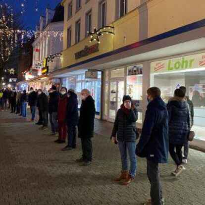Am Montagabend haben rund 300 Personen in der Leeraner Innenstadt eine Menschenkette gebildet.