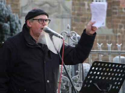 Albert Mumme, Vorsitzender des Kreisbehindertenbeirates, kritisierte die Diakonie f&uuml;r die bevorstehende Schlie&szlig;ung der Sozialstation Stedingen w&auml;hrend der Kundgebung auf dem Berner Breithof scharf.