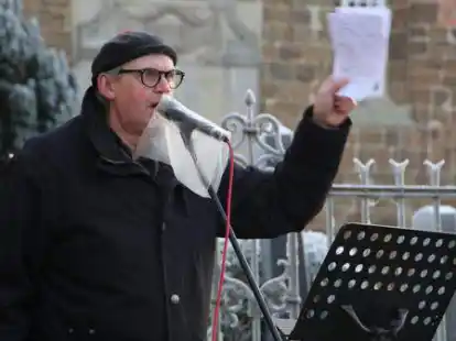 Albert Mumme, Vorsitzender des Kreisbehindertenbeirates, kritisierte die Diakonie f&uuml;r die bevorstehende Schlie&szlig;ung der Sozialstation Stedingen w&auml;hrend der Kundgebung auf dem Berner Breithof scharf.