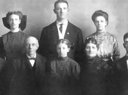 Reverend L&uuml;bke H&uuml;ndling (vorne 2.v.r.) im Kreise seiner Familie.