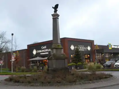 Vor 110 Jahren landete der Adler mitten in Pewsum. Er fand seinen Platz dort, wo drei wichtige Stra&szlig;en zusammentrafen.