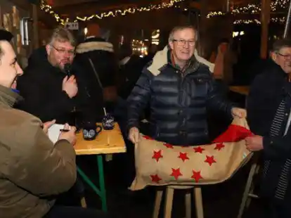 Gro&szlig;e Spannung herrschte bei der Ziehung der Weihnachtsverlosung des HGV Bar&szlig;el  (von links.): Ren&eacute; Hartmann, Michael Niemeyer, Franz Bahlmann und Elsbeth Wienhold.