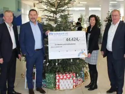Aussch&uuml;ttung der Reinertr&auml;ge in B&ouml;sel (von links): Vorstand Nikolaus H&uuml;ls, Vorstand Stefan Awick, Bankmitarbeiterin Maria Runden und  Vorstand Andreas Frye.