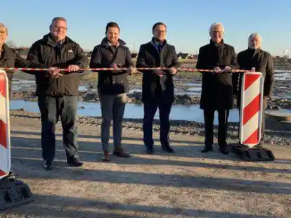 Symbolische Einweihung des Baugebietes. (Von links): Gitta Heitmann-Schmacker, Mario Szlezak, H&uuml;seyin Akkurt, Mark Peters, Michael Engelbrecht, Holger Eden.