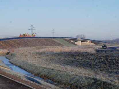 Nach rund zwei Jahren Bauzeit ist der neue Teilabschnitt der K 294 bei Sande fertig. Ab diesen Mittwoch darf hier&uuml;ber der Verkehr rollen.