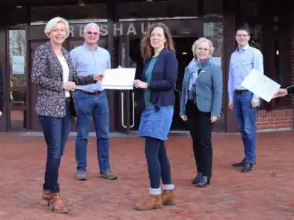 &Uuml;bergabe der Pr&auml;sentation der Elterninitiative &bdquo;Sicherer Schulweg Grundschule Augustfehn&ldquo; im Kreishaus (v.l.): Bj&ouml;rn Meyer (Elterninitiative), Landr&auml;tin Karin Harms, Holger Mundt (Elterninitiative), Anna Niedermeier (Elterninitiative), Ingrid Meiners und Hendrik Lehners (Stra&szlig;enverkehrsamt) sowie Sara M&uuml;ller (Elterninitiative).