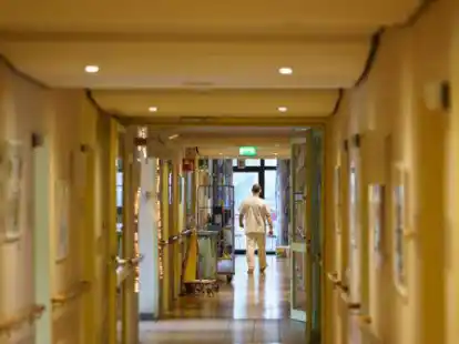 Ein Pfleger geht einen Gang entlang. Viele Pflegerinnen und Pfleger k&uuml;mmern sich auch um die Einsamkeit der Patienten.