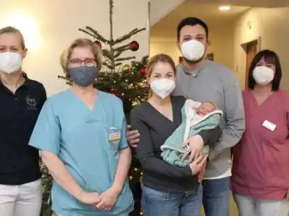 Sabina Thie und Thomas Deck mit ihrem Neugeborenen erhielten Gl&uuml;ckw&uuml;nsche vom geburtshilflichen Team des Dammer Krankenhauses, vertreten durch Dr. Brigitte Dietzel (links), Kinderkrankenschwester Sabina &Ouml;verm&ouml;hle (Zweite von links) und Hebamme Kerstin Niemietz.