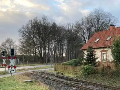 Die H&auml;user stehen zum Teil direkt am Bahngleis - hier an der Bether Stra&szlig;e in Cloppenburg.