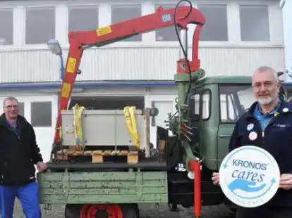 Dr. Peter M&ouml;ller (rechts), stellvertretender Werkleiter von Kronos Titan, und Uwe Harbers brachten anl&auml;sslich der Aktion Kronos cares einen Transformator zum Nordenhamer Ruderclub.