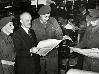 NWZ-Gr&uuml;nder Fritz Bock (zweiter von links) erhielt im April 1946 von der britischen Milit&auml;rregierung die Lizenz f&uuml;r die erste deutsche Zeitung im Nordwesten.