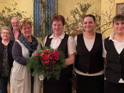 Danken f&uuml;r die Probem&ouml;glichkeit in Meyers Gasthaus: S&auml;nger (von links) Dieter Suhrkamp, Hildegard M&ouml;hlenhoff, Heino Jacobs und Chorleiterin Ulrike Munzel. Die Kellnerinnen Erika Steuer, Natalie Sekyra und Meike Alberts nehmen den Strau&szlig; entgegen.