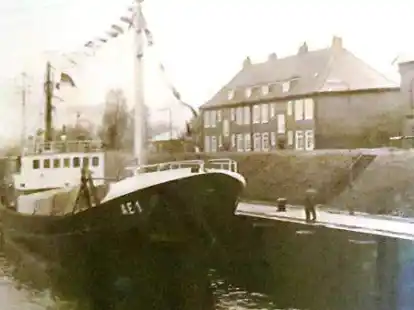 Hier verbrachte die Erz&auml;hlerin ihre Kindheit: die Nesserlander Schleuse. Im unteren Stockwerk in der Mitte des Hauses befand sich die Dienstwohnung der Familie des Schleusenw&auml;rters Gerhard Groothuis.