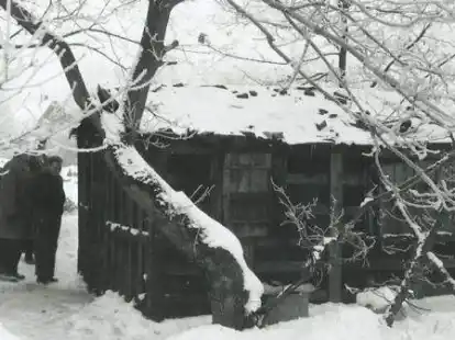 Mitglieder des Verwaltungsausschusses statteten im Winter 1959/60 &bdquo;Waldheini&ldquo; in seiner Baracke einen Besuch ab.