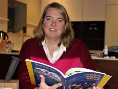 Setzt sich f&uuml;r den Erhalt der plattdeutschen Sprache ein: Lehrerin Katrin Konen-Witzel mit dem plattdeutschen Unterrichtswerk, das sie mit verfasst hat.