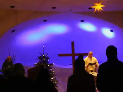 Die Musikmuschel im Kurgarten Horumersiel verwandelte sich an Heiligabend in eine Kirchenmuschel: Pfarrer Lars Bratke hielt einen Weihnachtsgottesdienst unter freiem Himmel.