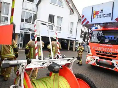 Am Einsatzort: Feuerwehrleute haben das brennende Essen in einem Wohnhaus gel&ouml;scht.