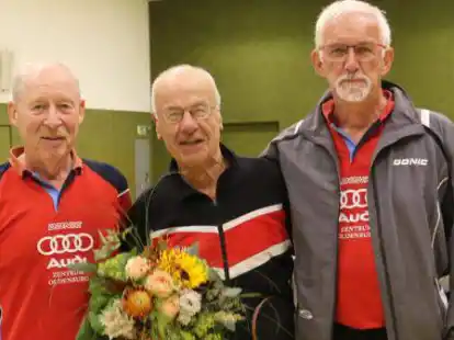 Rudi Schulenberg (rechts) und Heinrich Block (links) &uuml;berreichten Wolfgang H&uuml;benthal (Mitte) anl&auml;sslich seiner Goldenen Hochzeit einen Blumenstrau&szlig;.