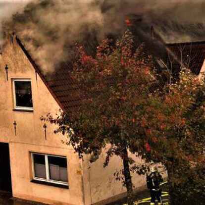Zu den besonderen Brandeins&auml;tzen z&auml;hlte am 20. Oktober dieser Dachstuhlbrand eines Wohngeb&auml;udes im dichtbebauten Ortsteil des Burgdorfes Ovelg&ouml;nne.