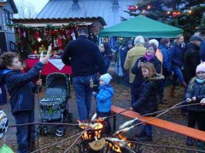 Der Weihnachtsmarkt in Augustfehn: Weil er in diesem Jahr ausfallen musste, gab es als Ersatz eine Berliner-Bude. Die bleibt nun noch l&auml;nger stehen.