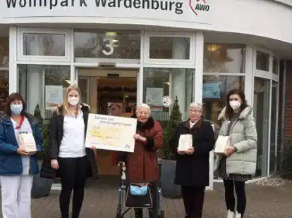 dm-Filialleiterin Chantale Koopmann (2. von links) &uuml;bergab Geschenket&uuml;ten an Bewohnerinnen und Bewohner sowie Mitarbeiter des Awo-Wohnparks in Wardenburg.