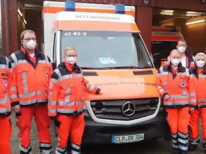 Die Mitarbeitenden der DRK-Bereitschaft Bar&szlig;el hoffen auf wenige Eins&auml;tze an Silvester und Neujahr: (von links): Dominic Kanapin, Folkert Janssen, Lisa Neumann, Alina Pahlke, Carsten Brumund, Corinna Schleu und Ina Janssen.