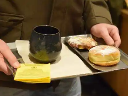 Zwischen einem Becher Kaffee und netten Gespr&auml;chen wird im &bdquo;Pfefferprinz&ldquo; in Oldenburg geimpft.