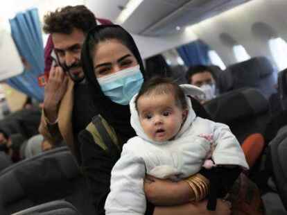 Die Ank&ouml;mmlinge aus den Krisengebieten sind unterschiedlich alt. Es sind auch Familien und Kinder - wie diese Fl&uuml;chtlinge aus Afghanistan - darunter.