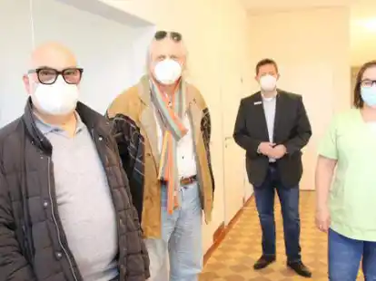 Gert von Heugel (links) arbeitet als angestellter Arzt in der MVZ-Au&szlig;enstelle von Dr. Robert Ceskel (Zweiter von links) und Dr. Michael Bodammer (nicht auf dem Foto). Er wird in der Praxis in Stollhamm von Sarah Holm unterst&uuml;tzt. B&uuml;rgermeister Axel Linneweber freut sich &uuml;ber die Verbesserung der &auml;rztlichen Versorgung in der Gemeinde.