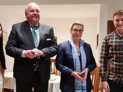 JU-Mitglieder Malin Knelangen (l.) und Lukas Bohmann (r.) mit Ex-Botschafter Martin Erdmann und Ehefrau Marion (Mitte).