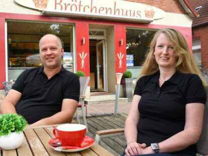 Jessica Fisser und Lars Gerdes vor dem Br&ouml;tchenhuus.