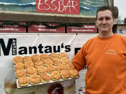 Diese Berliner wurden nur im Vorlauf gebacken. An Silvester wird Marcel Mantau von &bdquo;Mantau&rsquo;s Berliner&ldquo; mit seiner Familie noch viel mehr von dem beliebten Geb&auml;ck zubereiten.